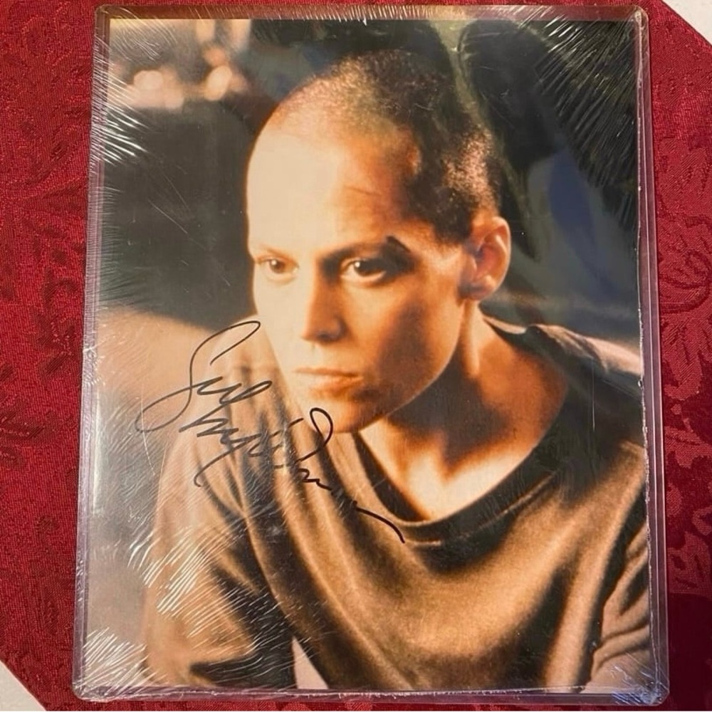 Sigourney Weaver Signed Alien Photo - " Ellen Ripley"